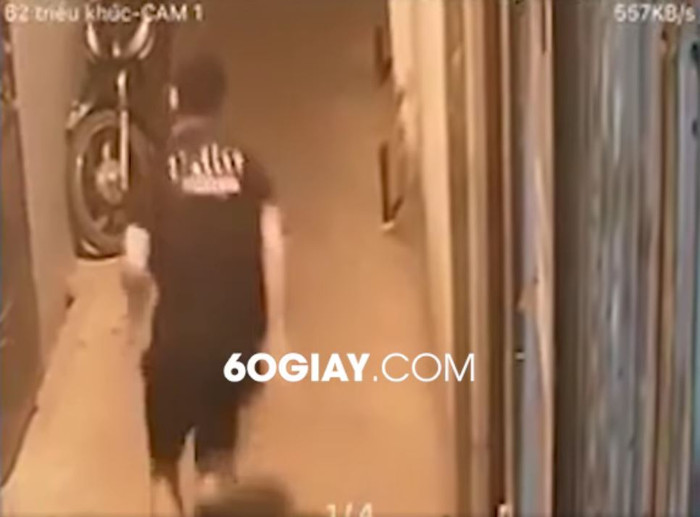 Sau khi thực hiện xong hành vi đồi bại, gã 'biến thái' nhanh chân chạy đi. Ảnh cắt từ clip