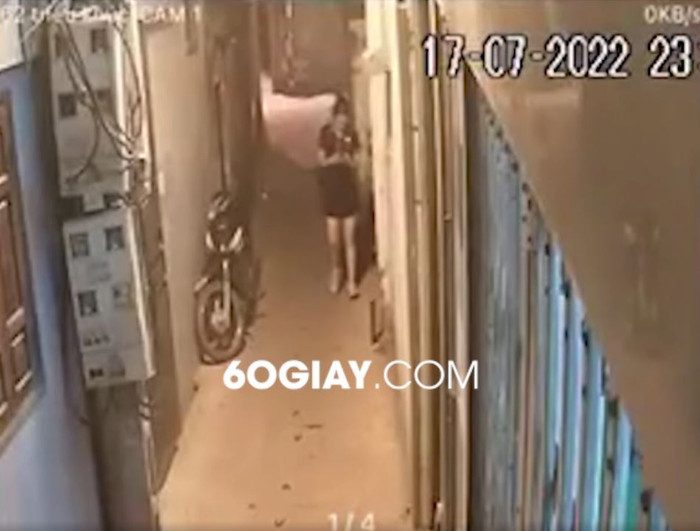 Cô gái đi bộ về trong con hẻm. Ảnh cắt từ clip