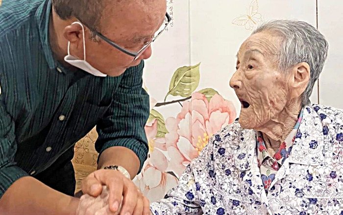 Xúc động cảnh ông Park cầm tay mẹ già để mừng thọ 100 tuổi của bà Ảnh 2
