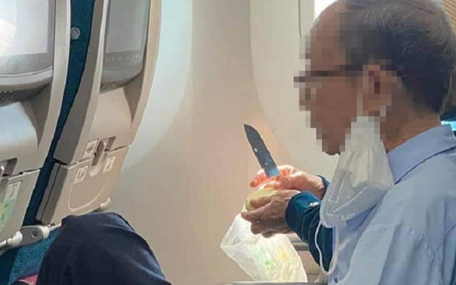 Chuyện hiếm gặp: Hành khách vô tư cầm dao gọt hoa quả... trên máy bay Ảnh 2
