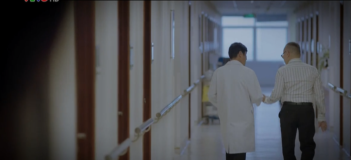 Thương Ngày Nắng Về: Duy bắt gặp bác sĩ điều trị cho bố mình có hành động mờ ám Ảnh 4
