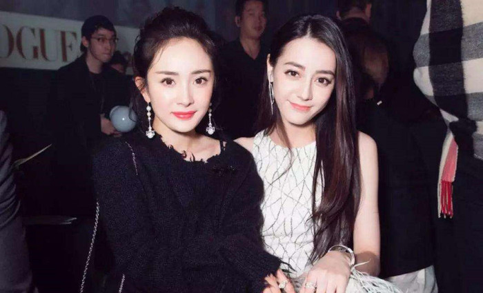 Địch Lệ Nhiệt Ba có được thành công như hiện nay là nhờ sự nâng đỡ hết mình của Dương Mịch. 