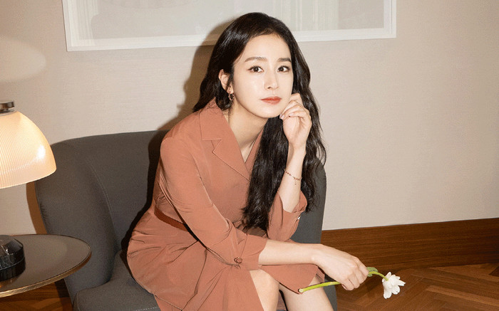 Ở tuổi 42 và qua hai lần sinh nở, bí quyết trẻ đẹp của Kim Tae Hee là gì? Ảnh 2