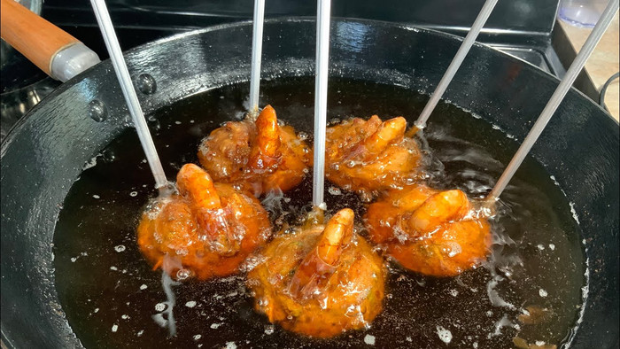 Từng chiếc bánh được rán dầu tạo nên độ giòn nhất định cho bánh