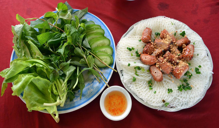 Bánh hỏi mặt võng có hoa văn độc đáo ăn cùng với thịt nướng kim tiền