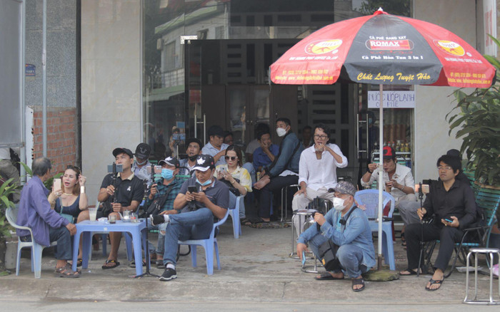 Đông đảo các Youtuber đến phiên xét xử Tịnh thất Bồng Lai ghi hình và livestream Ảnh 2