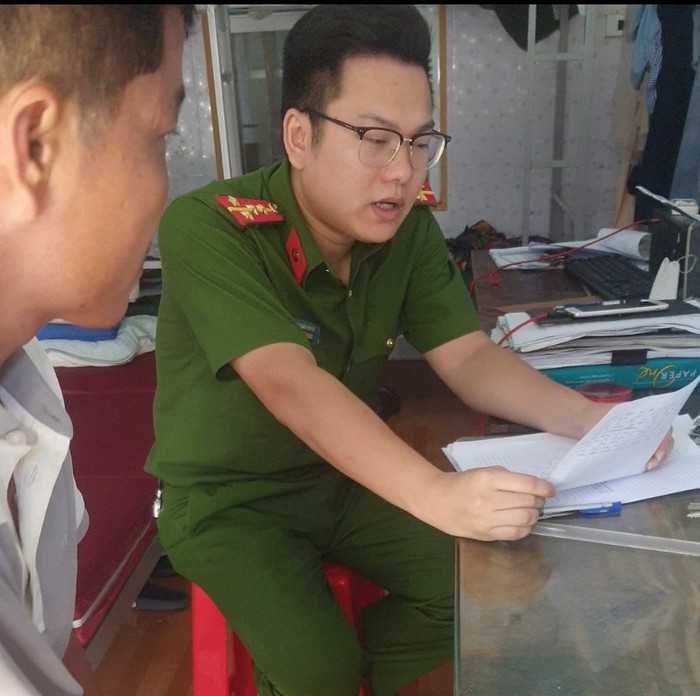 Lực lượng chức năng động viên tư tưởng cho anh Trần Đình Anh.