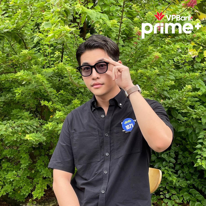 Ấn tượng dành cho Nguyễn Bá Thành chính là mái tóc chỉn chu bóng bẩy, anh chàng chỉ diện sơ mi đen tối giản nhưng đeo kính đen để tạo điểm nhấn cho vẻ bề ngoài. 