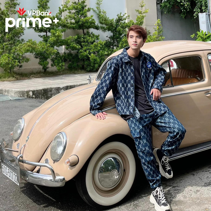 Dù đã có một số sản phẩm nhất định nhưng AC Xuân Tài vẫn quyết định bứt phá phong cách khi thử sức tậi Bài hát hay nhất - phiên bản Big Song Big Deal. Nam ca sĩ trình làng trong ngày casting bằng bộ trang phục đồng hoạ tiết và giày sneaker thời thượng. 