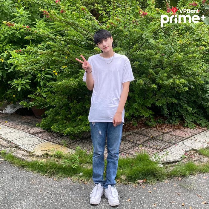 Thí sinh Bùi Vũ Trường được xem là anh em của Sơn Tùng MTP từ thần thái cho đến cách giao tiếp. Anh chàng diện một bộ cánh đơn giản, năng động quần jean và áo thun khi đến với Big Song Big Deal. 