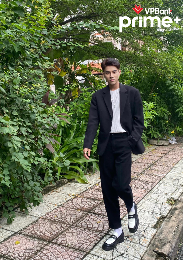 Anh Bin đốn tim chị em với diện mạo mặc vest đầy lịch lãm, từ góc mặt cho đến visual không còn điểm nào để chê. 