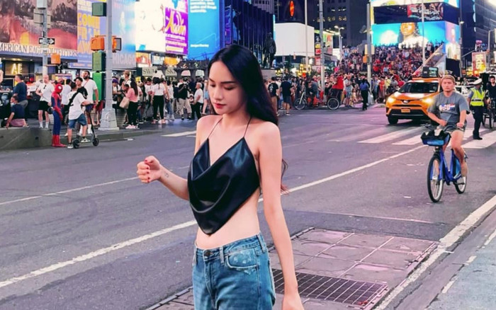 Bắt trọn khoảnh khắc Hương Giang đi dạo phố, diện áo quây cắt xẻ khoe vòng eo siêu phẳng Ảnh 2