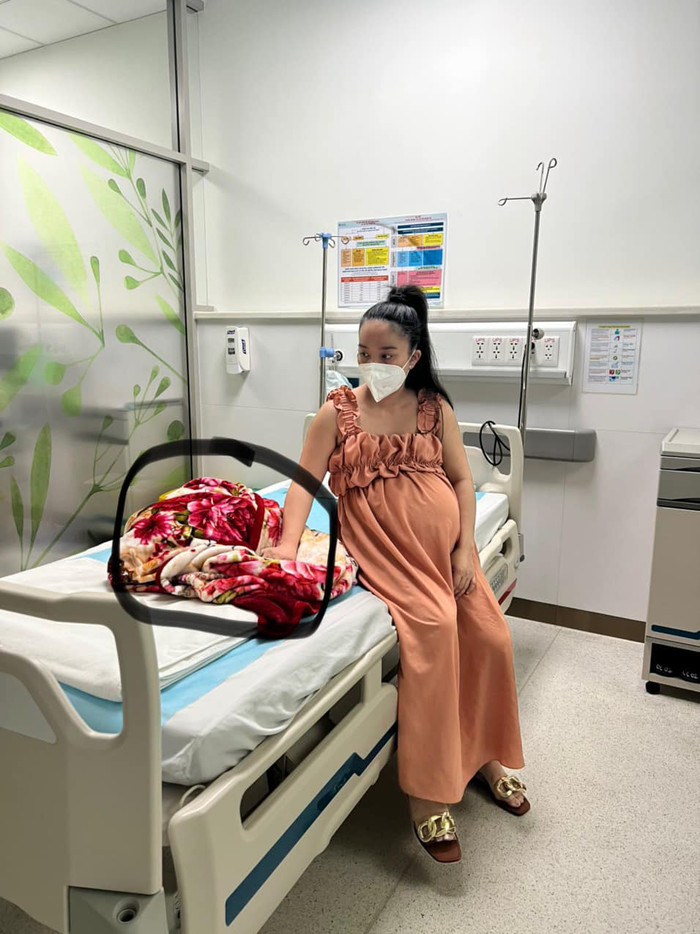 Bà xã Lê Dương Bảo Lâm mang theo mền của chồng vào bệnh viện.