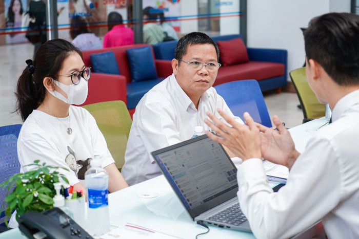 Phụ huynh và thí sinh lắng nghe tư vấn tuyển sinh