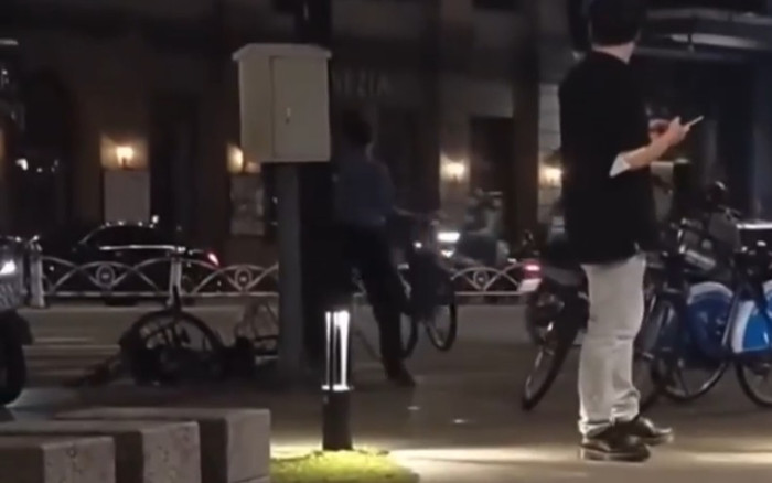 Đình chỉ nam bảo vệ ném xe đạp công cộng trên vỉa hè xuống đường ở TP.HCM Ảnh 2