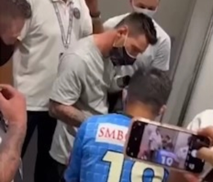 Ngay trận giao hữu giữa Kawasaki Frontale và PSG kết thúc, Chanathip đã chờ Messi để xin chữ ký thần tượng. Hình ảnh này được truyền thông Thái Lan đăng tải vào tối ngày 20/7.