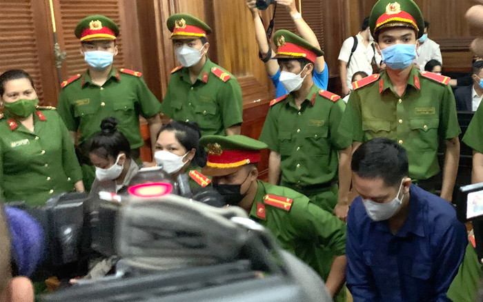 Xét xử vụ bé gái 8 tuổi bị bạo hành tử vong: Cha ruột và 'dì ghẻ' cúi gằm mặt khi được đưa vào xử án Ảnh 2