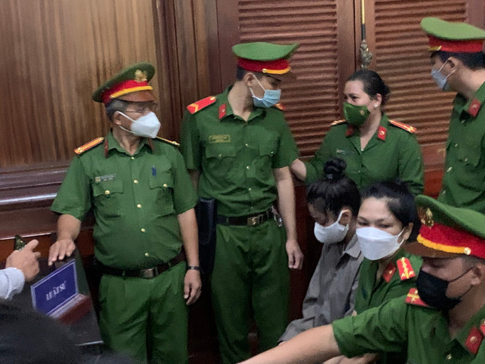 Tương tự, bị cáo Trang cũng cúi mặt khi được đưa vào phòng xử án