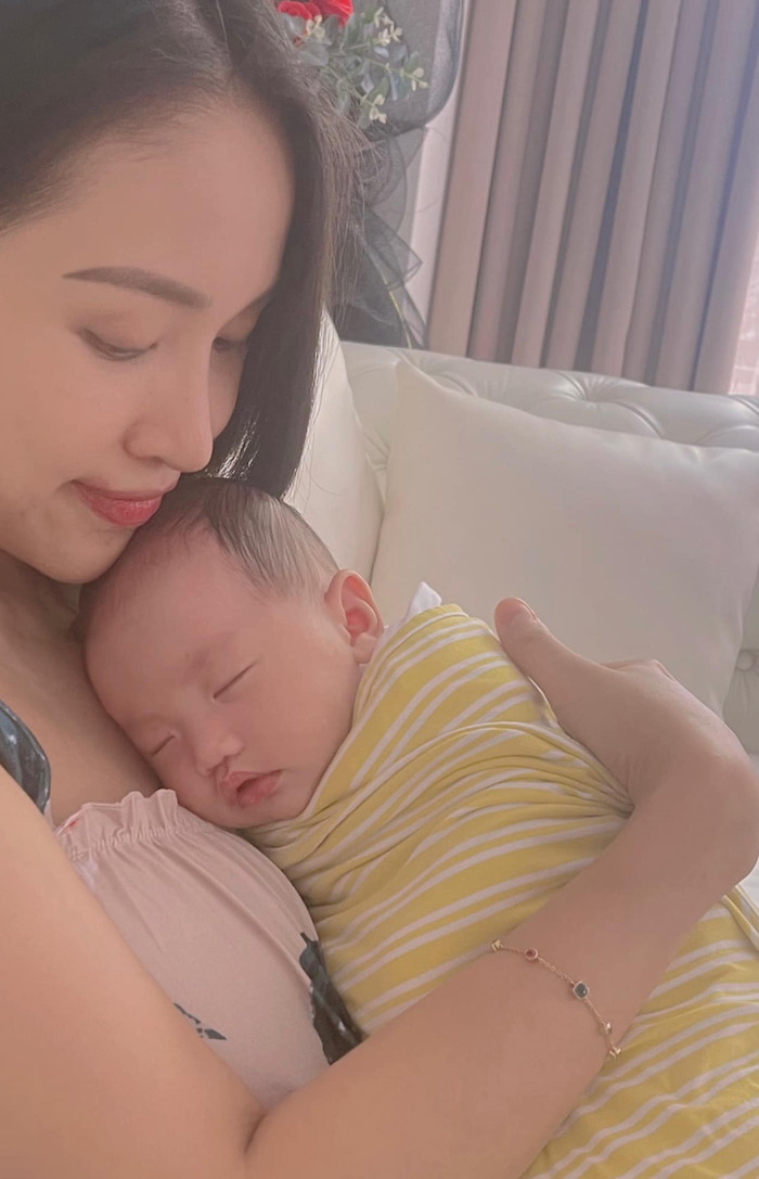 Vân Hugo và ông xã vừa mới chào đón công chúa nhỏ ra đời.