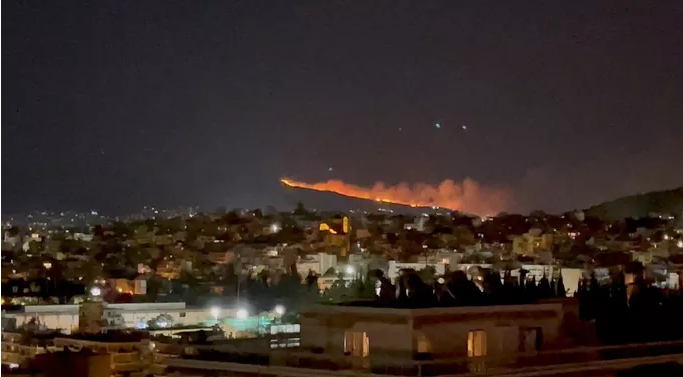 Chân trời mờ khói ở Athens - Hy Lạp ngày 19-7 vì một đám cháy rừng &nbsp;- Ảnh: REUTERS