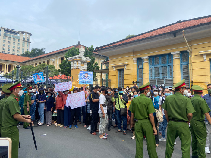 Người dân có mặt từ sáng sớm