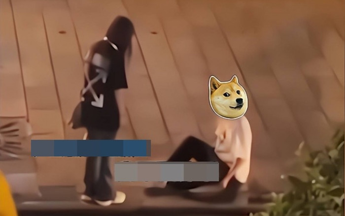 Chàng trai quỳ gối trước mặt bạn gái để níu kéo tình cảm, dân mạng than 'ngán ngẩm' Ảnh 2