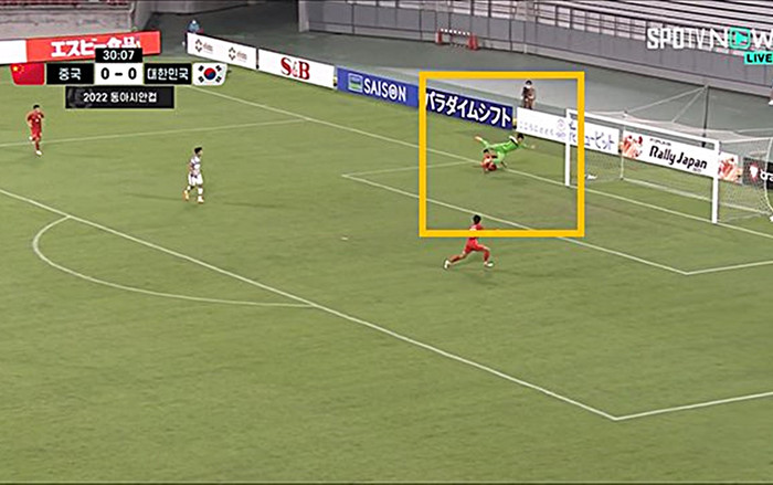Cầu thủ Trung Quốc gây sốc khi chơi xấu đối thủ, rồi cười tươi trong ngày thua Hàn Quốc Ảnh 2