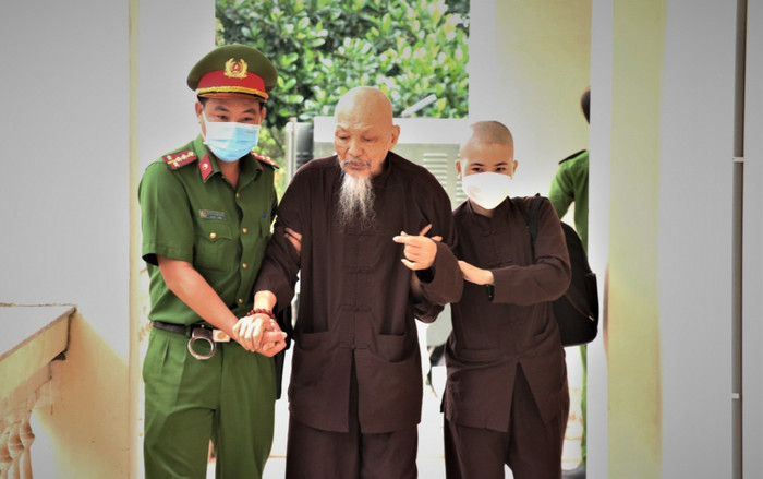 Xét xử vụ Tịnh thất Bồng Lai: Ông Lê Tùng Vân được dìu đến phiên tòa chiều 21/7 Ảnh 2
