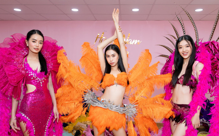 Thí sinh hoa hậu diện bikini, đeo cánh, nhìn ngỡ xem show nội y của Victoria's Secret Ảnh 2