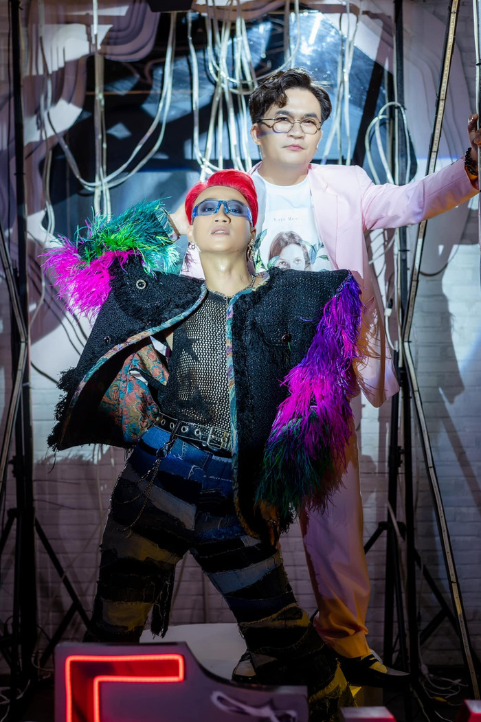 Nam MC 'pose' dáng cùng đàn em thân thiết Adam Lâm.