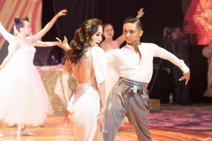  Có lẽ dường như cả hai đang cùng nhau thực hiện bộ ảnh cưới, đánh dấu cột mốc chính thức 'về chung một nhà' sau nhiều năm bên nhau.