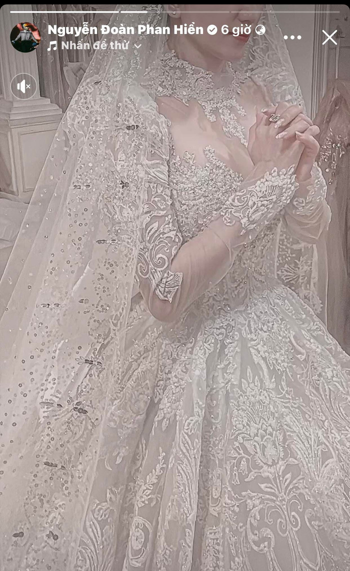 Phan Hiển đăng tải khoảnh khắc Khánh Thi khoác trên mình bộ váy cưới tựa nàng thơ.