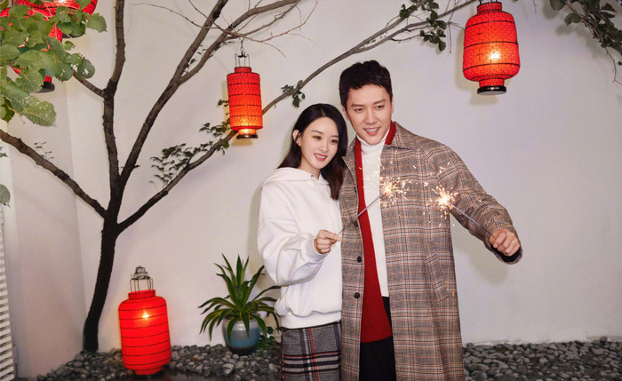 Dân tình không hề hay biết Triệu Lệ Dĩnh và Phùng yêu nhau cho tới khi cả hai công khai tờ giấy đăng ký kết hôn lên trang cá nhân, nhưng cuộc hôn nhân của họ diễn ra khá chóng vánh. 