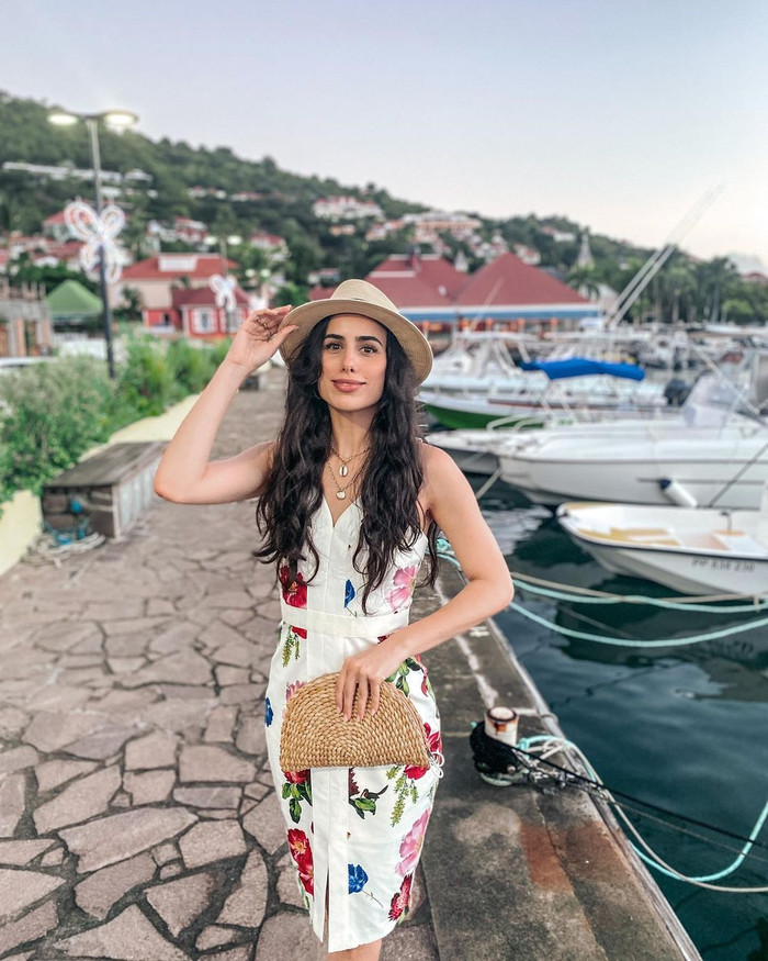 Phong cách thời trang ngày thường của Mia Mamede cũng bị nhận xét là trông già hơn so với độ tuổi.