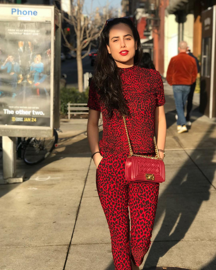 Bộ trang phục dạo phố của Mia phối cùng túi xách đồng màu nhưng bị cho là quá sặc sỡ, thiếu điểm nhấn.&nbsp;