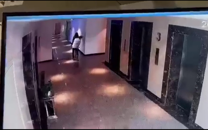 Cô gái mặc váy ngắn bị gã biến thái dùng điện thoại quay lén ngay tại sảnh thang máy Ảnh 2