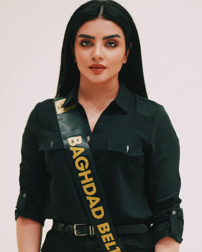 100% các cô gái đều chọn kiểu tóc đen rẽ ngôi giữa để chụp ảnh 'in-tư'.&nbsp;