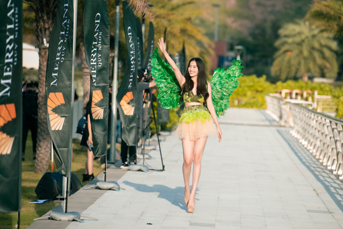 Dàn thí sinh chất lượng của cuộc thi đọ dáng 'gắt' bên các bộ cánh ngắn cũn đầy màu sắc. 