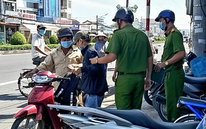 Nam thanh niên biểu hiện bất thường mang cục đất đến bán cho tiệm vàng Ảnh 2