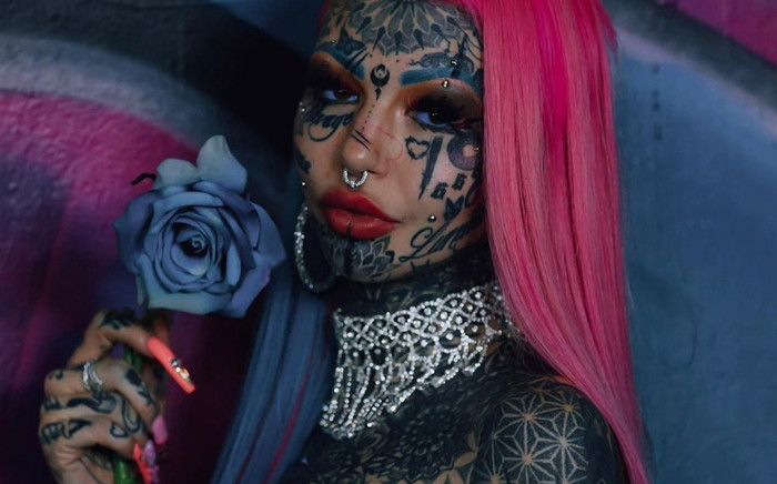 Nữ người mẫu gây sốc khi xăm kín người để trông giống như rồng Ảnh 2