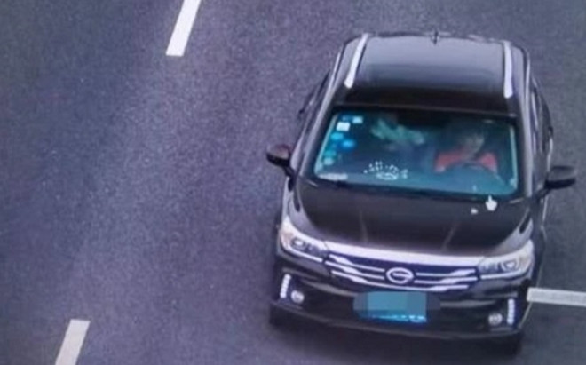 Chán ở nhà, cậu bé 12 tuổi đánh xe ô tô đưa em gái chạy 'cháy phố' Ảnh 2