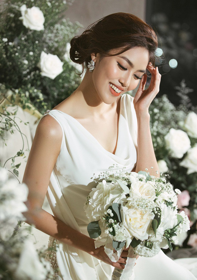 Tông màu trắng nữ tính và đẹp mắt khiến cô trông dịu dàng và nữ tính khi làm cô dâu.