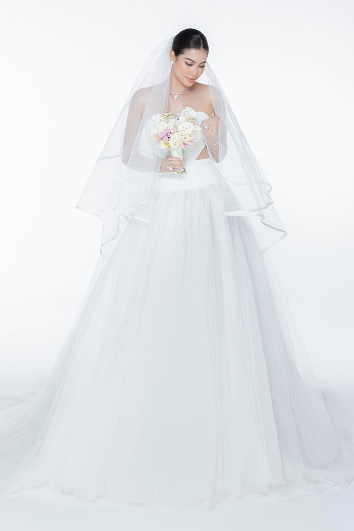 Sau 4 năm định cư tại Mỹ, Hoa hậu Phạm Hương bất ngờ trở về Việt Nam, thực hiện bộ ảnh cưới bên ông xã doanh nhân khiến công chúng vô cùng bất ngờ và gửi nhiều lời chúc đến nàng hậu. 