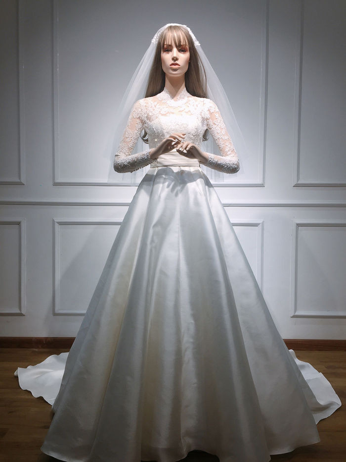 Cận cảnh chiếc váy cưới của Hoa hậu Đặng Thu Thảo. Được biết, mẫu váy cưới đính kết hàng ngàn viên đá Swarovski cùng chất liệu vải ren cao cấp nơi thân áo và tùng váy xếp ly nhẹ ở eo. Thiết kế này được lên ý tưởng dựa trên sở thích và phong cách của nàng hậu sinh năm 1991.