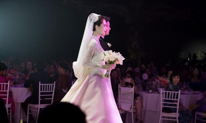 Năm 2017, Đặng Thu Thảo chính thức lên xe hoa cùng ông xã là doanh nhân Nguyễn Trung Tín. Hình ảnh nàng hậu e ấp và dịu dàng bên chiếc váy cưới có giá trị 'khủng'.