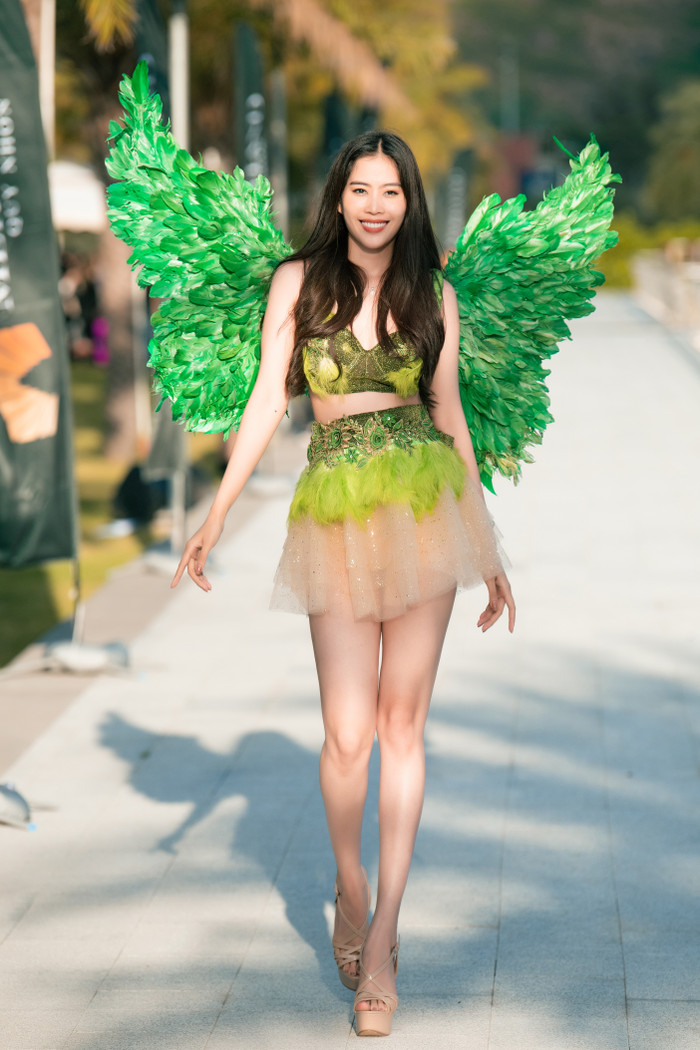 Nam Em phô dáng cực 'gắt' trong bộ trang phục Carnival diễu hành tại TP. Quy Nhơn. Ngày 23/7, cô nàng sẽ bước vào phần thi Người đẹp biển - Chung kết Hoa hậu Thế giới Việt Nam 2022. 