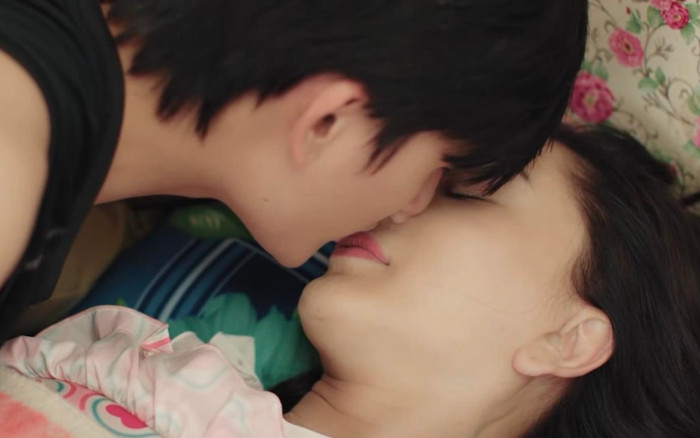 Lâm Khánh Chi hiếm hoi để lộ mặt mộc, không ngần ngại trao nụ hôn cho 'tình tin đồn' Ảnh 2