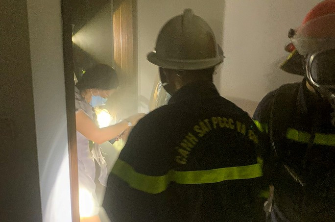 Người trong căn nhà được hỗ trợ, hướng dẫn ra ngoài an toàn