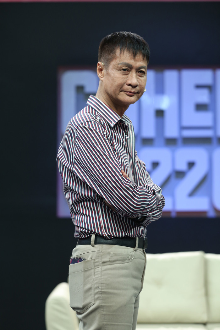 Đạo diễn Lê Hoàng trong tập 1 chương trình Có hẹn lúc 22 giờ.