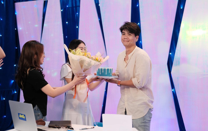 Đinh Mạnh Ninh xúc động khi được tổ chức sinh nhật bất ngờ ngay tại casting chương trình Bài hát hay nhất Ảnh 2